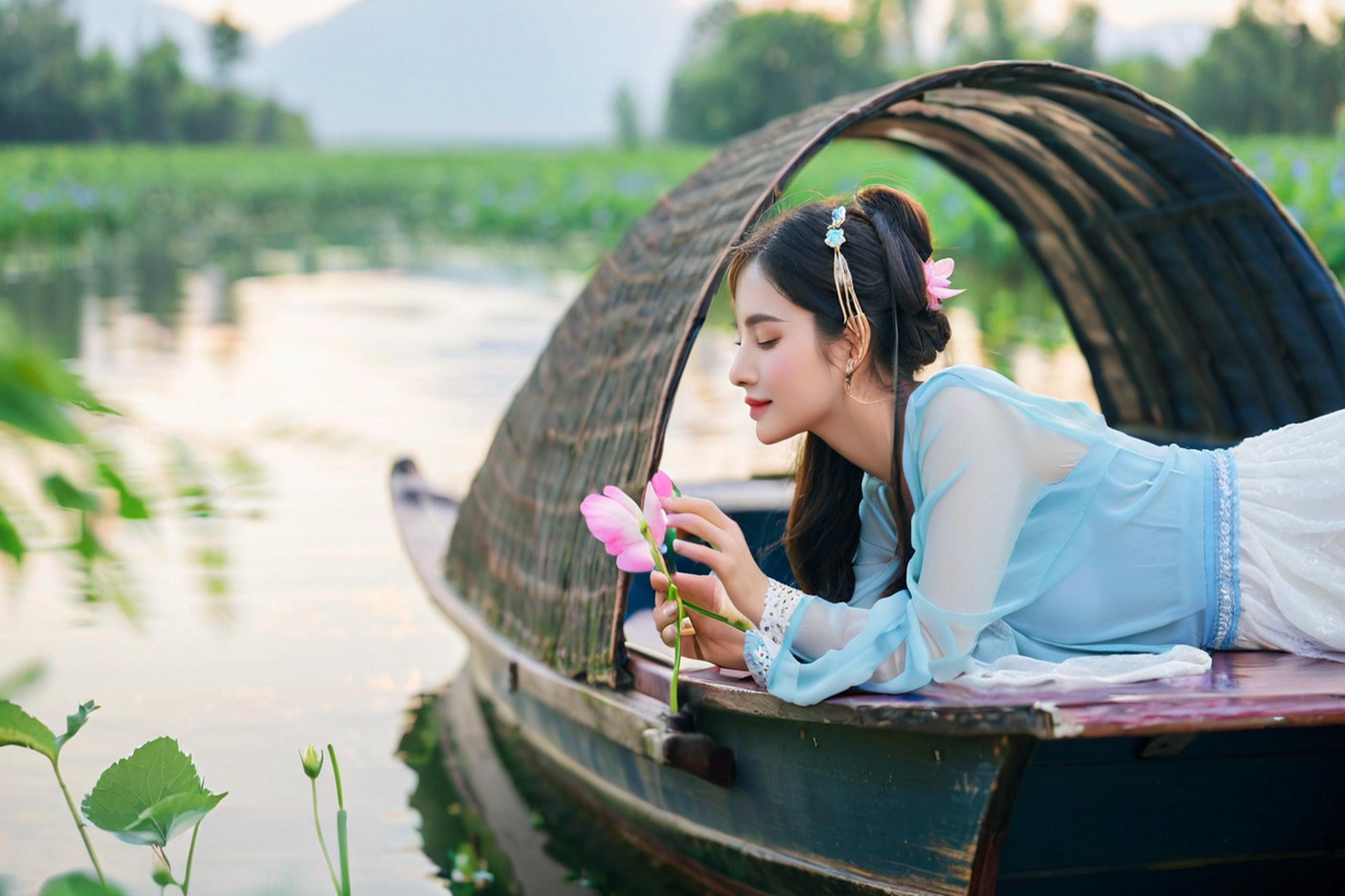 弄篙莫濺水，畏濕紅蓮衣.jpg