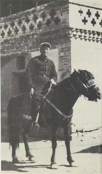 彭德懷到達陜北騎馬照.jpg