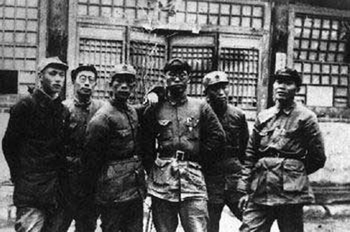 羅榮桓擔(dān)任軍委后方政治部主任時(shí)，與譚政等合影.jpg