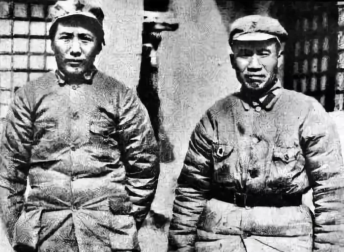 1936年長(zhǎng)征勝利后，毛澤東和朱德到達(dá)陜北后合影.png