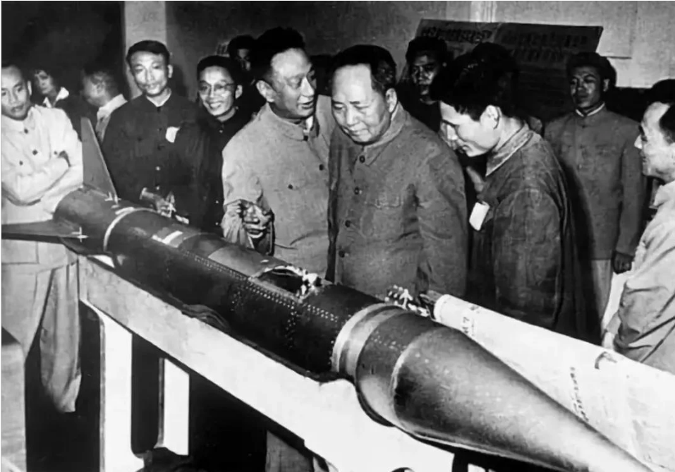 1960年5月，毛澤東在上海參觀中國(guó)研究制造的第一枚探空火箭?.png