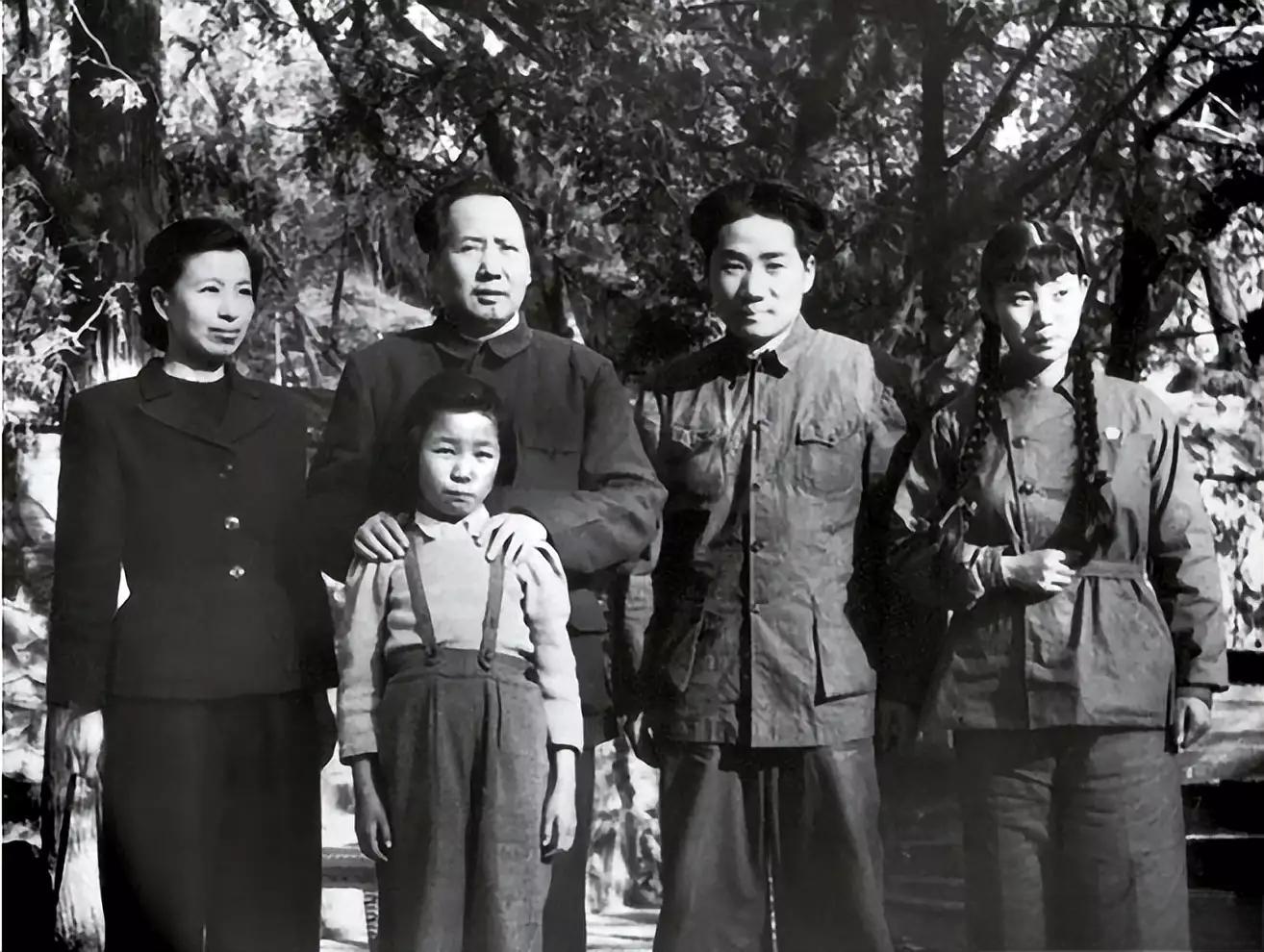 毛岸英是主席和第一任妻子楊開(kāi)慧所生的兒子。生于1922年10月。毛岸英1950年10月參加朝鮮戰(zhàn)爭(zhēng)，跟隨抗美援朝部隊(duì)入朝作戰(zhàn)。1950年11月25日在美軍的空襲中不幸被炮彈擊中，英勇?tīng)奚?。今天這張全家福，是毛岸英如朝前拍攝的。下面，一起來(lái)看看吧！.webp.jpg