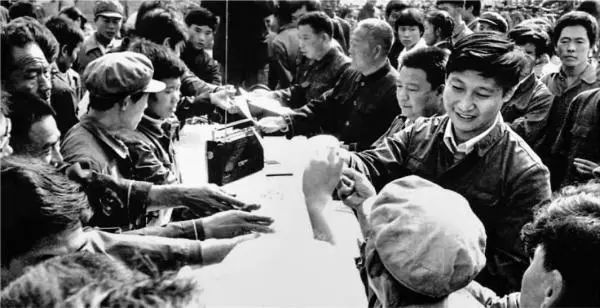 大街上擺桌子，習近平曾這樣做調研.jpg