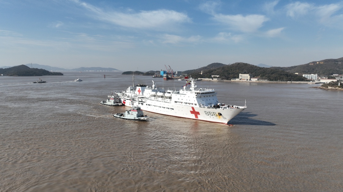 中國(guó)海軍“和平方舟”號(hào)醫(yī)院船圓滿完成“和諧使命-2024”任務(wù)歸國(guó).jpg