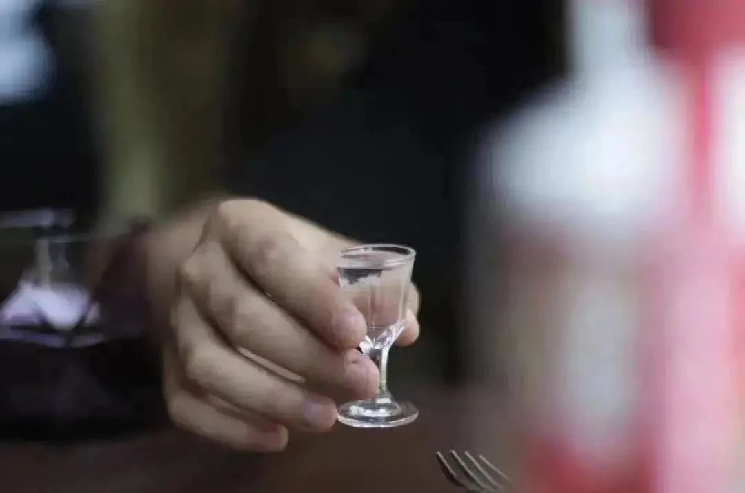 酒杯太淺，敬不到來日方長.jpg