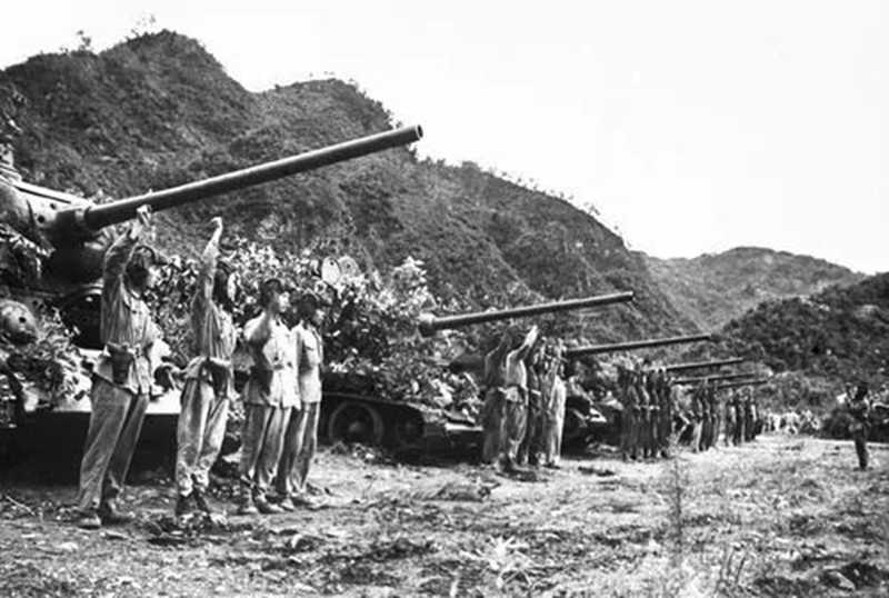1953年7月，中朝兩國軍隊發(fā)動對敵的最后一戰(zhàn)——金城戰(zhàn)役，殲敵5萬余人，迫使侵略者在朝鮮停戰(zhàn)協(xié)定上簽字。這是志愿軍某集團軍坦克部隊在戰(zhàn)前宣誓。.jpg