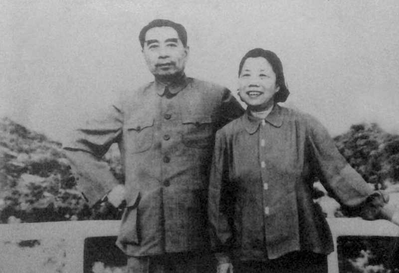 母親收藏的一張周恩來和鄧穎超合影，估計(jì)民間沒有幾張了[原創(chuàng)] - 圖說歷史|國(guó)內(nèi) - 華聲論壇