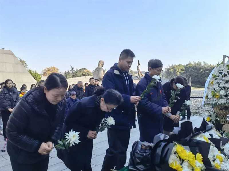 人們面向“哭墻”獻(xiàn)花。新華社記者邱冰清 攝.jpg
