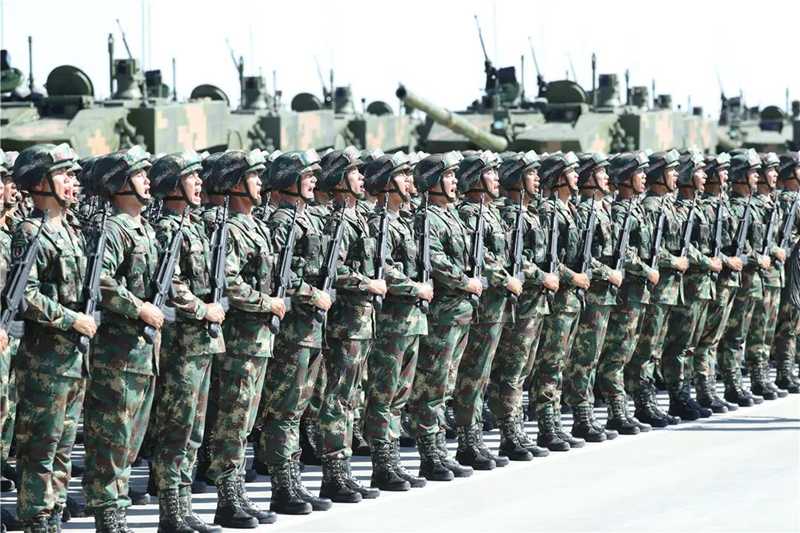 慶祝中國人民解放軍建軍90周年閱兵現(xiàn)場(chǎng)，受閱部隊(duì)接受檢閱。.jpg