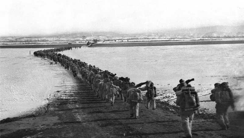 1950年冬，中國人民志愿軍跨過鴨綠江。.jpg