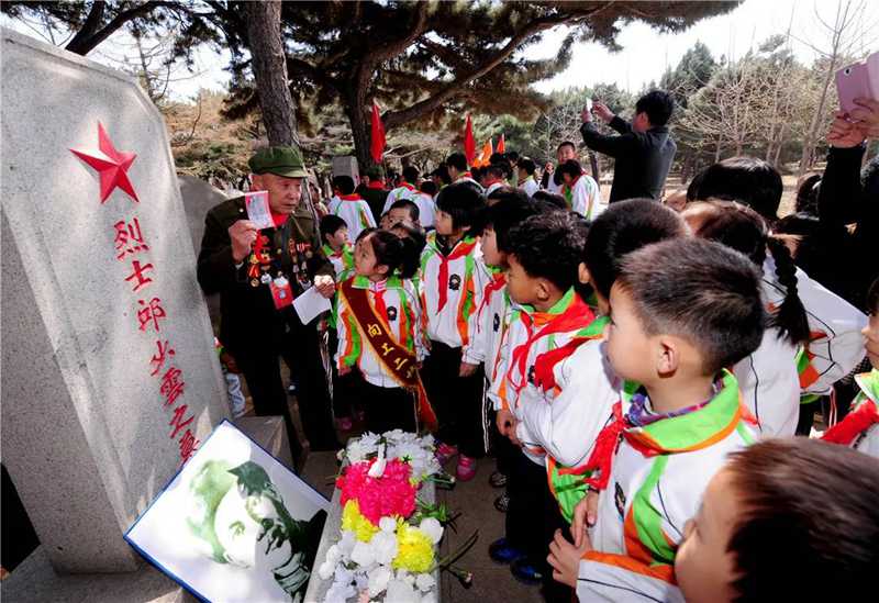 在沈陽抗美援朝烈士陵園，志愿軍老戰(zhàn)士向?qū)W生們講述邱少云的英雄事跡。張文魁 攝.jpg