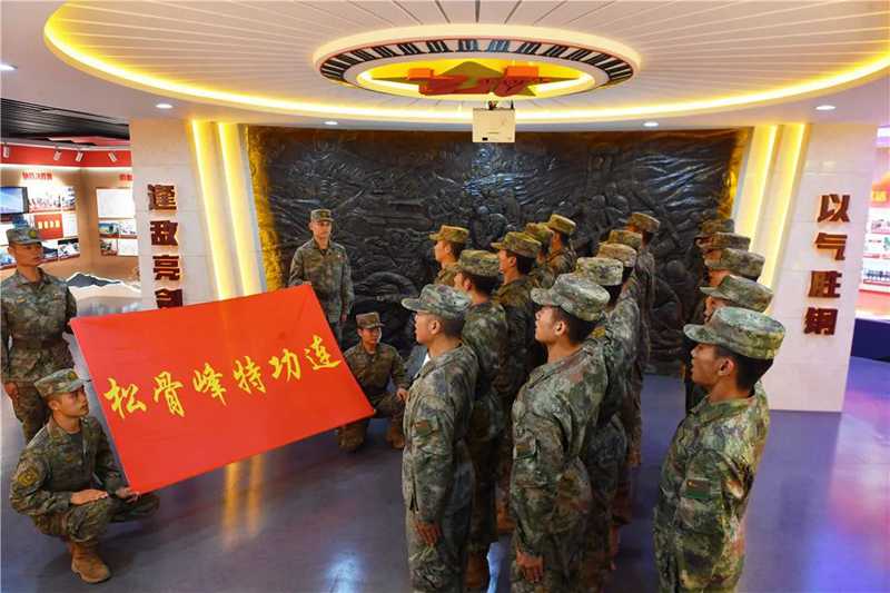 陸軍第81集團(tuán)軍某旅“松骨峰特功連”舉行新兵對(duì)連旗宣誓儀式。.jpg