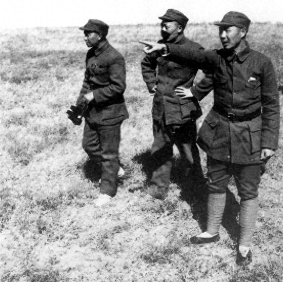 1947年4月，蕭克（左一）與聶榮臻、楊成武在正太戰(zhàn)役前線.png