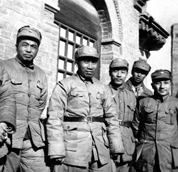 1938年，朱德、彭德懷、鄧小平、蕭克（右二）、彭雪楓等在山西洪洞縣馬牧村八路軍總部.png