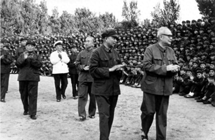 1975年7月30日，蕭克（右二）陪同葉劍英、徐向前接見(jiàn)中國(guó)人民解放軍軍政大學(xué)學(xué)員.png
