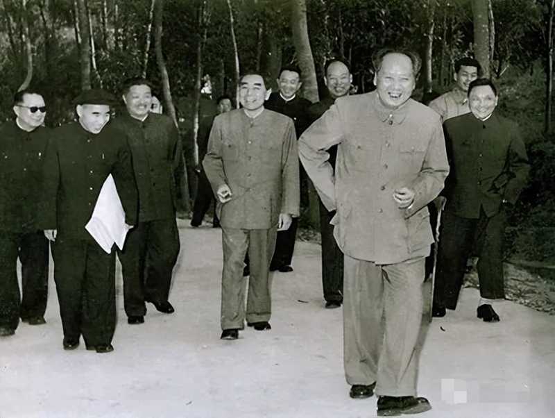 1960年1月，在廣州出席軍委擴(kuò)大會(huì)議的中央領(lǐng)導(dǎo)。右起：鄧小平、毛澤東、彭真、羅瑞卿、周恩來(lái)、賀龍、林彪、聶榮臻_(kāi)編輯(1).jpg