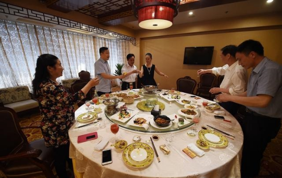 中老年人酒桌上，有這4個表現(xiàn)的人，都是“老狐貍”，千萬別輕視