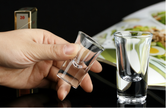 中老年人酒桌上，有這4個表現(xiàn)的人，都是“老狐貍”，千萬別輕視
