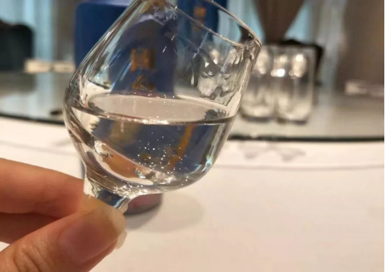中老年人酒桌上，有這4個表現(xiàn)的人，都是“老狐貍”，千萬別輕視