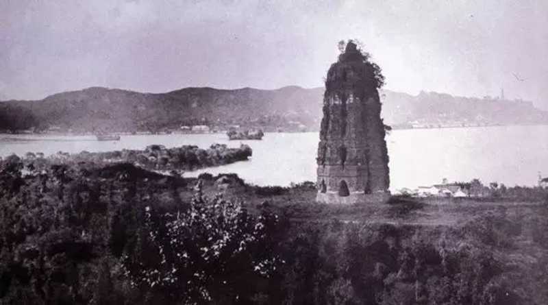 很快，老百姓開始往雷峰塔方向涌去.jpg
