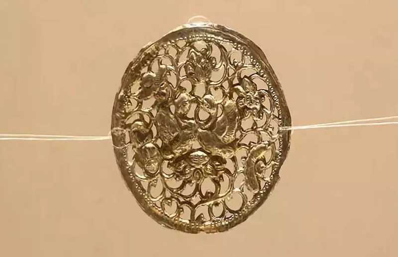 3除此之外雷峰塔的地宮和鐵函內(nèi)還出土了大量其它珍貴文物。.jpg