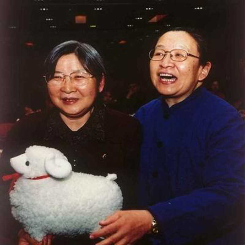 李訥在毛主席紀(jì)念堂擺設(shè)紀(jì)念品祭奠父親