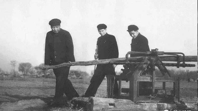 在1954年，初冬時節(jié)，他到京郊順義視察時，親自試推農(nóng)民澆水用的井車。.jpg