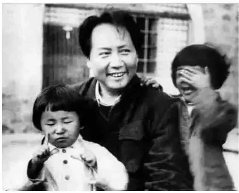 1943年，毛澤東和女兒李訥，右邊為葉子龍的女兒葉燕燕，這張父女情深的溫馨照片，至今看來仍令人感動.jpg