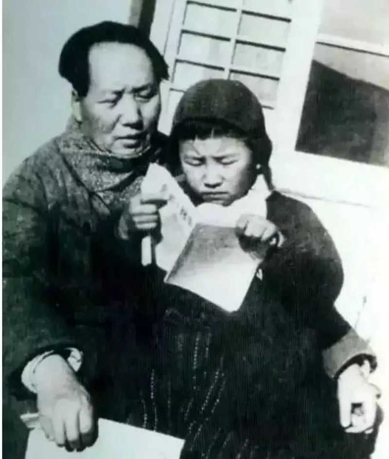 1946年毛澤東在延安窯洞前教女兒李訥識字。.jpg