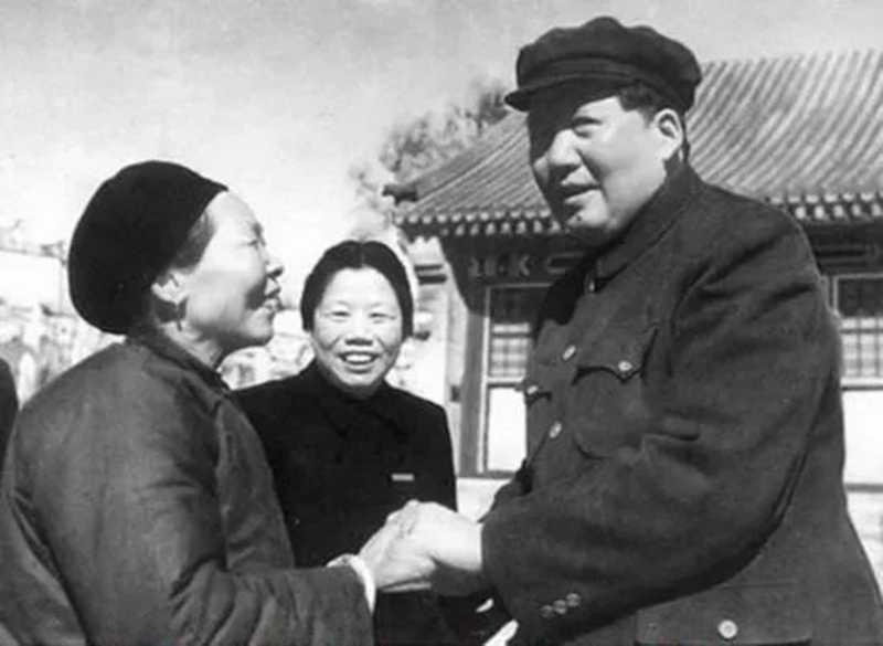 1954年，毛澤東接見抗美援朝英雄黃繼光的母親鄧芳芝。.jpg