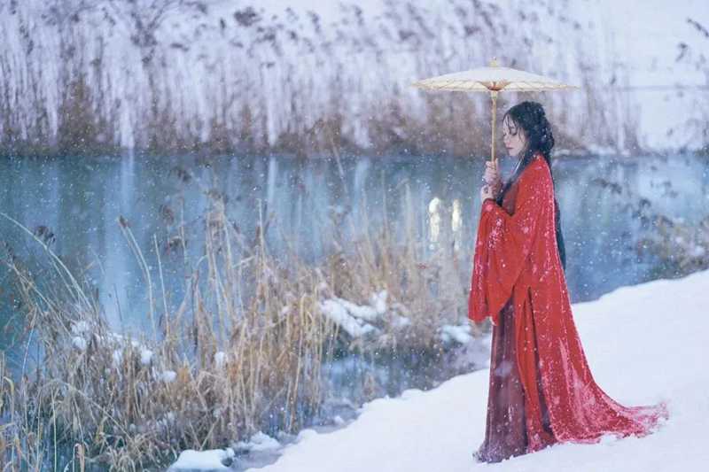 一葉扁舟卷畫簾，老妻學(xué)飲伴清談，紅衣女子古裝站立冰雪.jpg