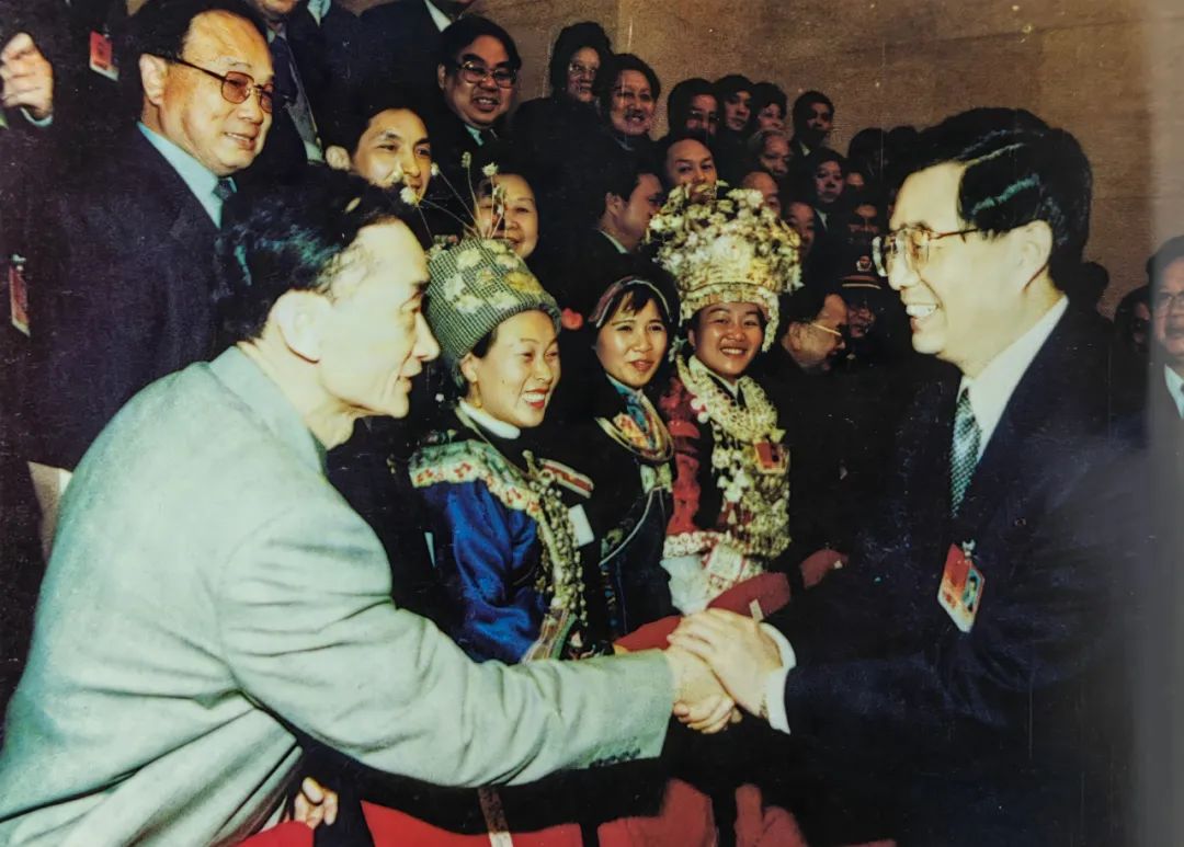 2002年全國人大，胡錦濤總書記和鄒開良親切握手.jpg