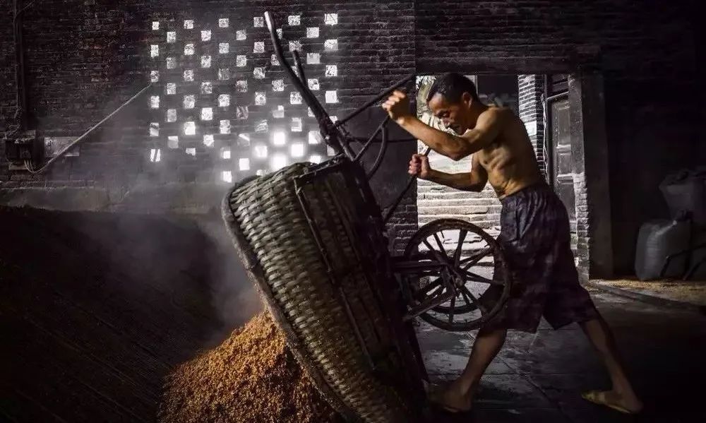 鄒開良也率先在國內(nèi)生產(chǎn)年份更久、酒質(zhì)更優(yōu)的白酒，為茅臺(tái)酒的發(fā)展奠定了堅(jiān)實(shí)基礎(chǔ)。.jpg