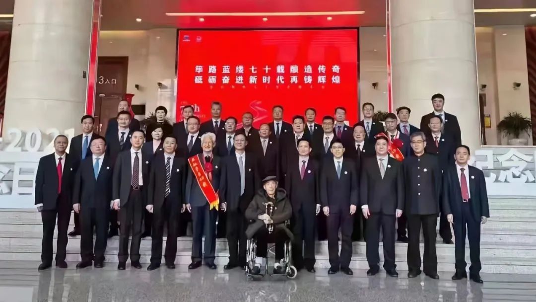 茅臺(tái)七十周年大會(huì)，鄒開良與茅臺(tái)歷屆領(lǐng)導(dǎo)人們.jpg