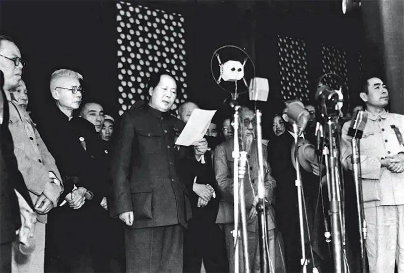 1949年10月1日，毛澤東在天安門城樓上莊嚴(yán)宣告：“中華人民共和國(guó)中央人民政府今天成立了?！?圖源：新華社.jpg