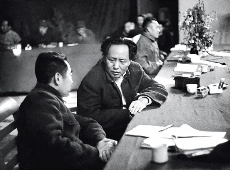 1945年召開(kāi)的黨的七大，確立毛澤東思想為黨的指導(dǎo)思想，使全黨在思想上政治上組織上達(dá)到空前統(tǒng)一和團(tuán)結(jié)。圖為毛澤東、周恩來(lái)、朱德同志在七大主席臺(tái)上 圖源：新華社.jpg