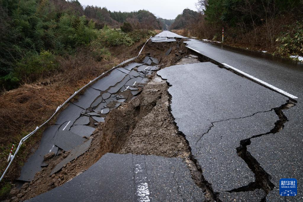 1月2日，在日本石川縣羽咋郡，道路被地震損壞。.jpg