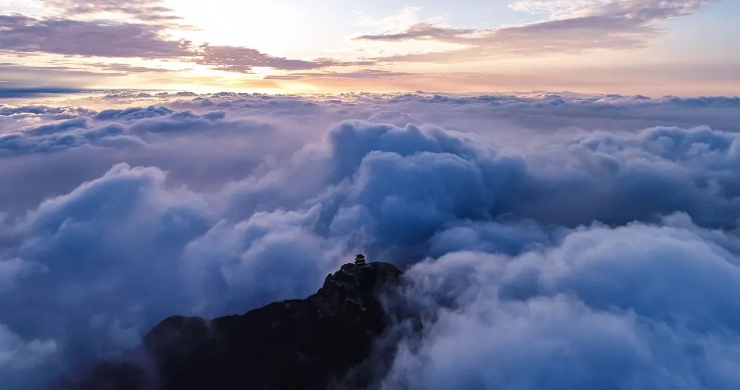 “君子退隱。天下有山，遁。君子以遠(yuǎn)小人，不惡而嚴(yán)?！?jpg