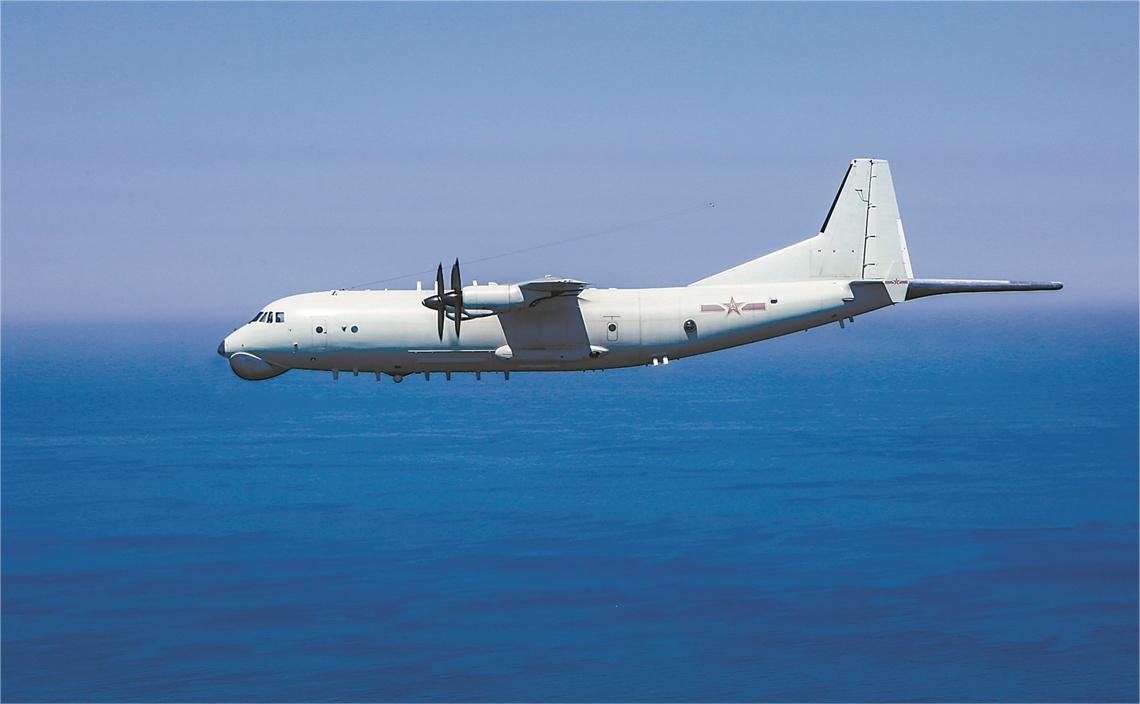 戰(zhàn)機(jī)在海空搜索目標(biāo)。.jpg