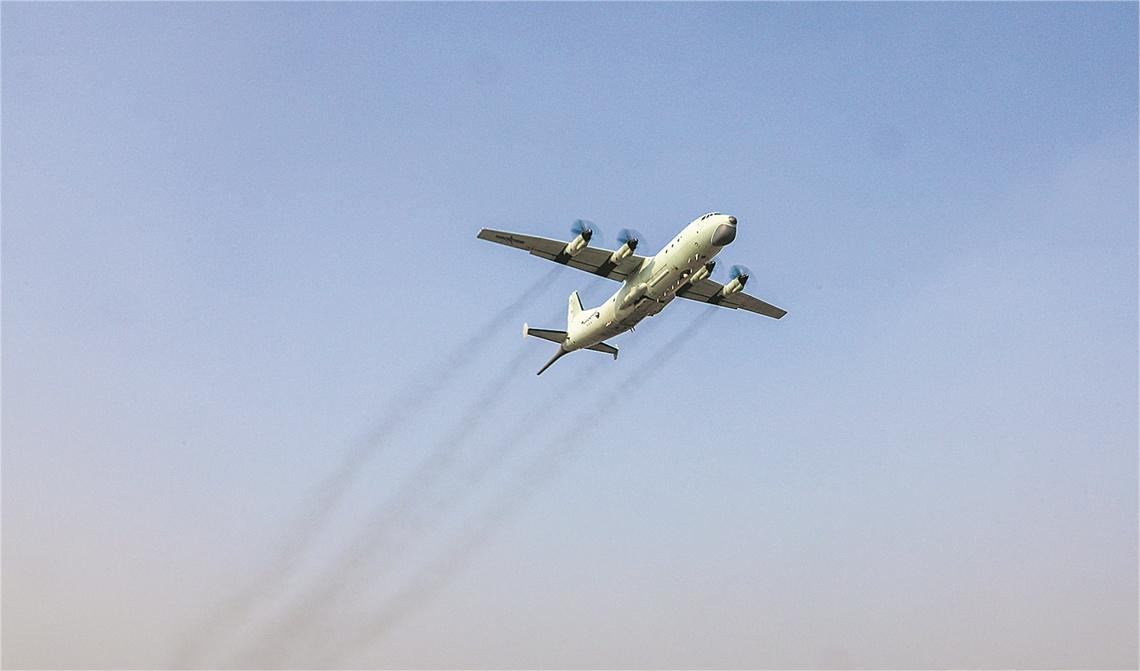 戰(zhàn)機(jī)加速升空。.jpg