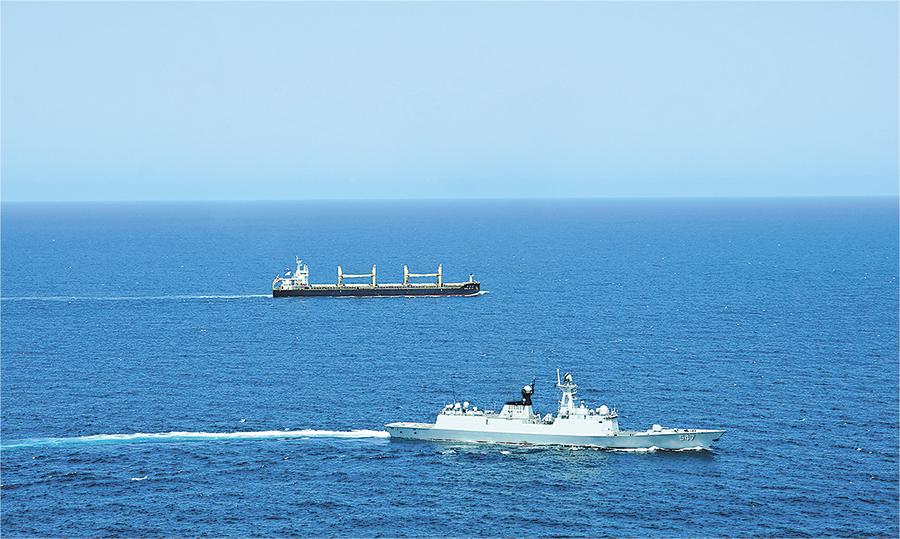 編隊(duì)臨沂艦護(hù)送“中興門”號(hào)航行。胡佳杰 攝.jpg