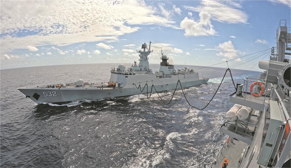 近日，中國(guó)海軍第44批護(hù)航編隊(duì)在前往亞丁灣、索馬里海域途中順利完成液貨補(bǔ)給，這是該批護(hù)航編隊(duì)起航以來(lái)首次進(jìn)行海上補(bǔ)給。.jpg