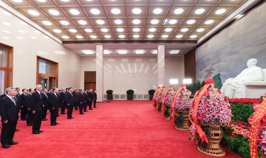 12月26日，中共中央在北京人民大會(huì)堂舉行紀(jì)念毛澤東同志誕辰130周年座談會(huì)。座談會(huì)前，習(xí)近平、李強(qiáng)、趙樂(lè)際、王滬寧、蔡奇、丁薛祥、李希、韓正等領(lǐng)導(dǎo)同志來(lái)到毛主席紀(jì)念堂瞻仰毛澤東同志遺容。.jpg