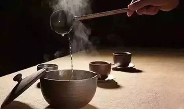 無論時代如何變遷，人們對酒的情感和對友情的珍視從未改變。在寒冷的冬日里，不妨與好友一同舉杯，讓酒的暖意驅(qū)散寒冷，讓友情溫暖我們的心靈。.jpg
