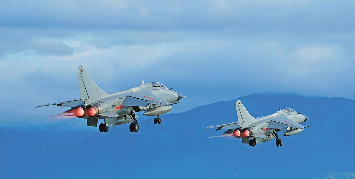 近日，南部戰(zhàn)區(qū)空軍航空兵某旅組織實(shí)戰(zhàn)化飛行訓(xùn)練。卓靈鵬攝.jpg
