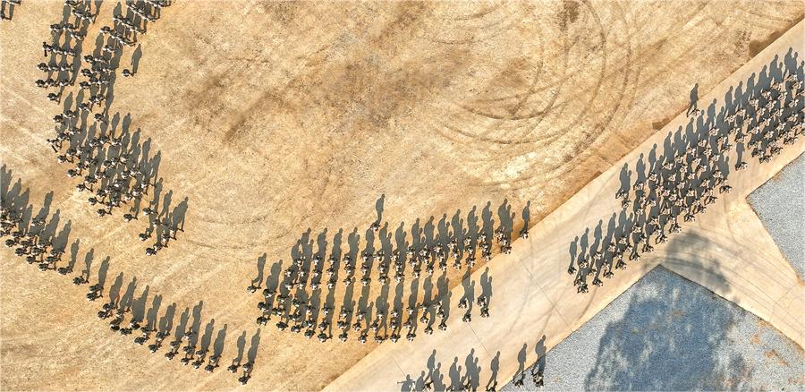 第74集團(tuán)軍某旅黨委強(qiáng)化領(lǐng)戰(zhàn)意識(shí)，帶領(lǐng)官兵掀起訓(xùn)練熱潮。官兵全副武裝奔向戰(zhàn)位。.jpg