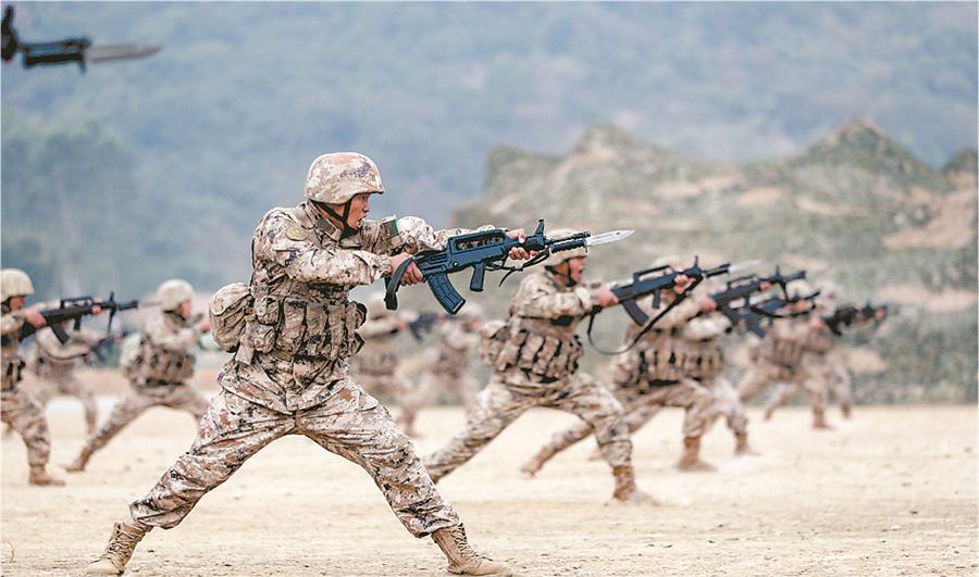 第74集團(tuán)軍某旅黨委強(qiáng)化領(lǐng)戰(zhàn)意識(shí)，帶領(lǐng)官兵掀起訓(xùn)練熱潮。官兵進(jìn)行刺殺訓(xùn)練。.jpg