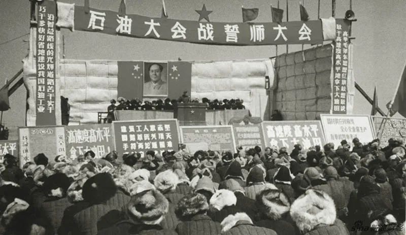 1960年4月，大慶石油會(huì)戰(zhàn)萬(wàn)人誓師大會(huì)召開(kāi)，余秋里作動(dòng)員報(bào)告。會(huì)上，“鐵人”王進(jìn)喜被評(píng)為油田會(huì)戰(zhàn)第一個(gè)勞動(dòng)模范.jpg