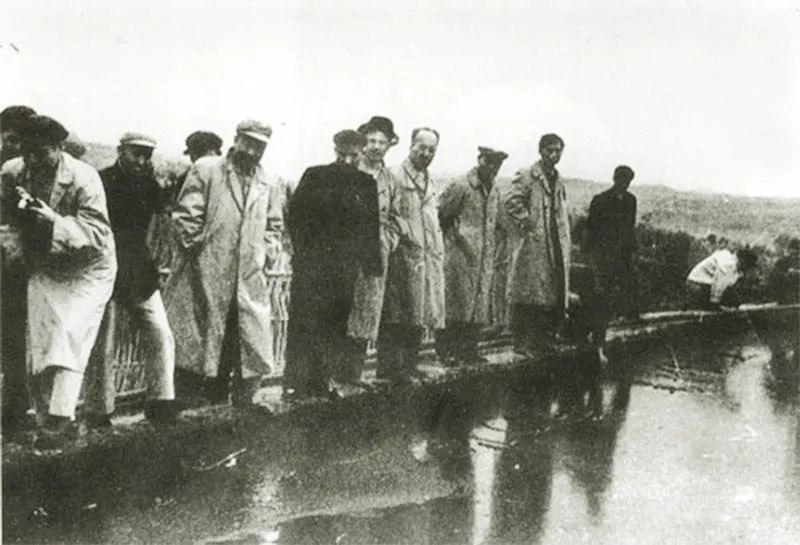 1958年，余秋里在四川川中地區(qū)觀看油田噴油.jpg