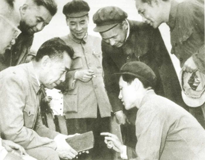 1962年，余秋里陪同周恩來(lái)視察大慶油田，了解地質(zhì)情況.jpg